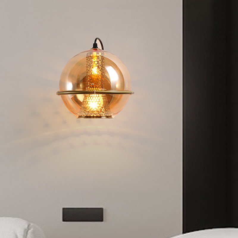 Frendorf | Messing Kugel Wandleuchte Post Modern 1-Kopf Cognac Glas Wandmontierte Lichtquelle für Nachttisch