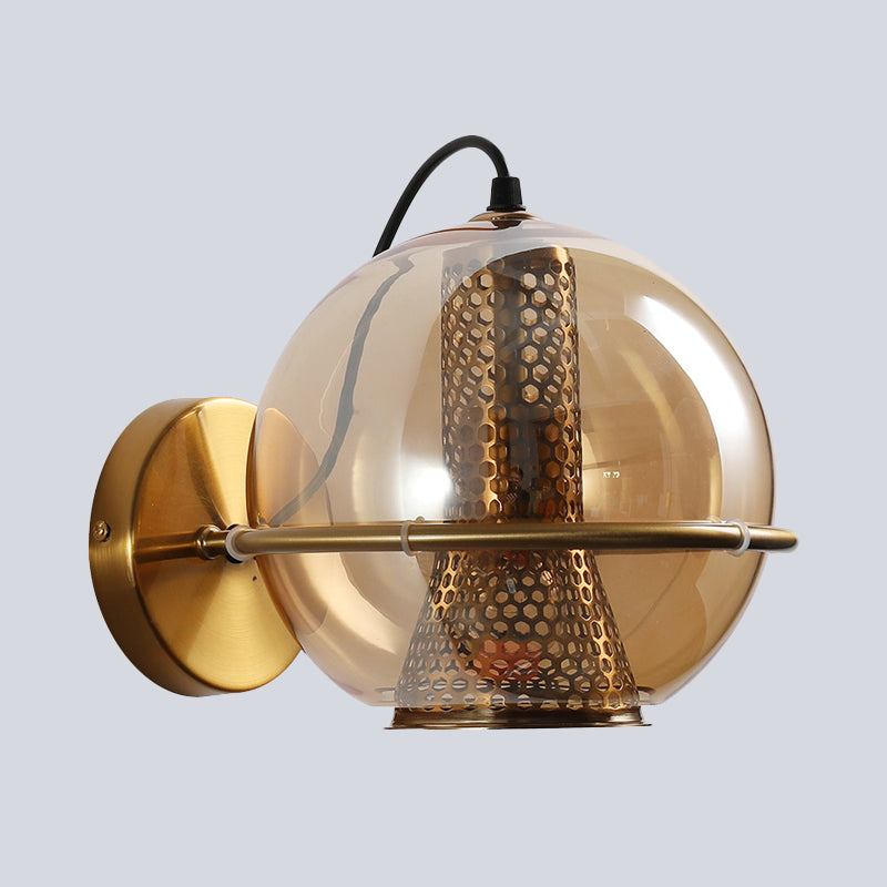 Frendorf | Messing Kugel Wandleuchte Post Modern 1-Kopf Cognac Glas Wandmontierte Lichtquelle für Nachttisch