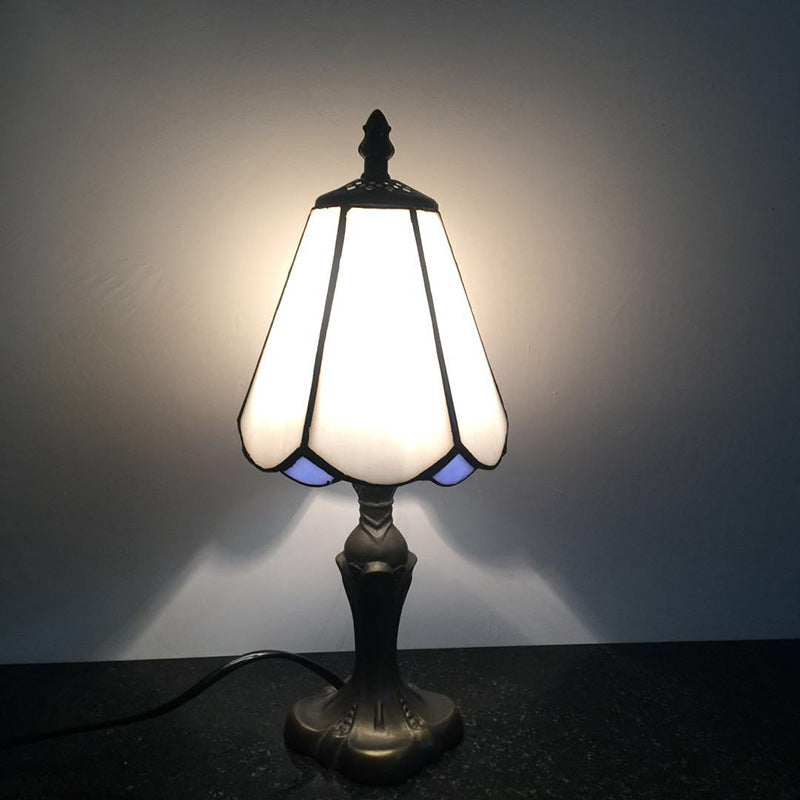 Tiffany Traditionelle Kegelförmige Tischlampe 1 Licht Glas und Metall Leseleuchte in Weiß/Rosa für Büro