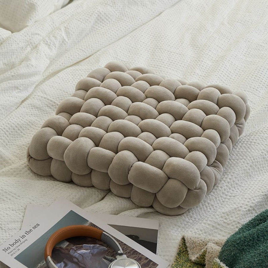 Frendorf | SnugSpiral - Elegantes geflochtenes Plüschkissen