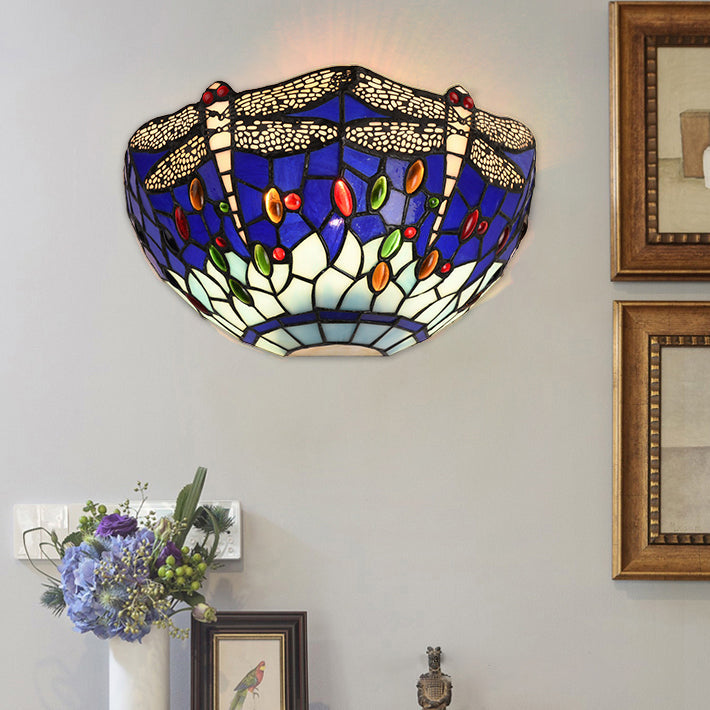 Frendorf | Halbschalen-Wandlampe mit Libelle und Schmuck Tiffany-Glas-Wandlicht in Rot/Blau für Café