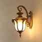 Frendorf | Acorn Buiten Wandlamp Fixture Lodges Witte Glas 1 Licht Zwart/Brass Afwerking Wandlamp met Swirl Arm