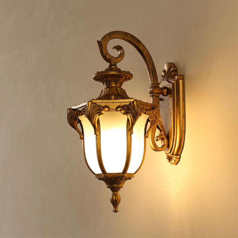 Frendorf | Acorn Buiten Wandlamp Fixture Lodges Witte Glas 1 Licht Zwart/Brass Afwerking Wandlamp met Swirl Arm