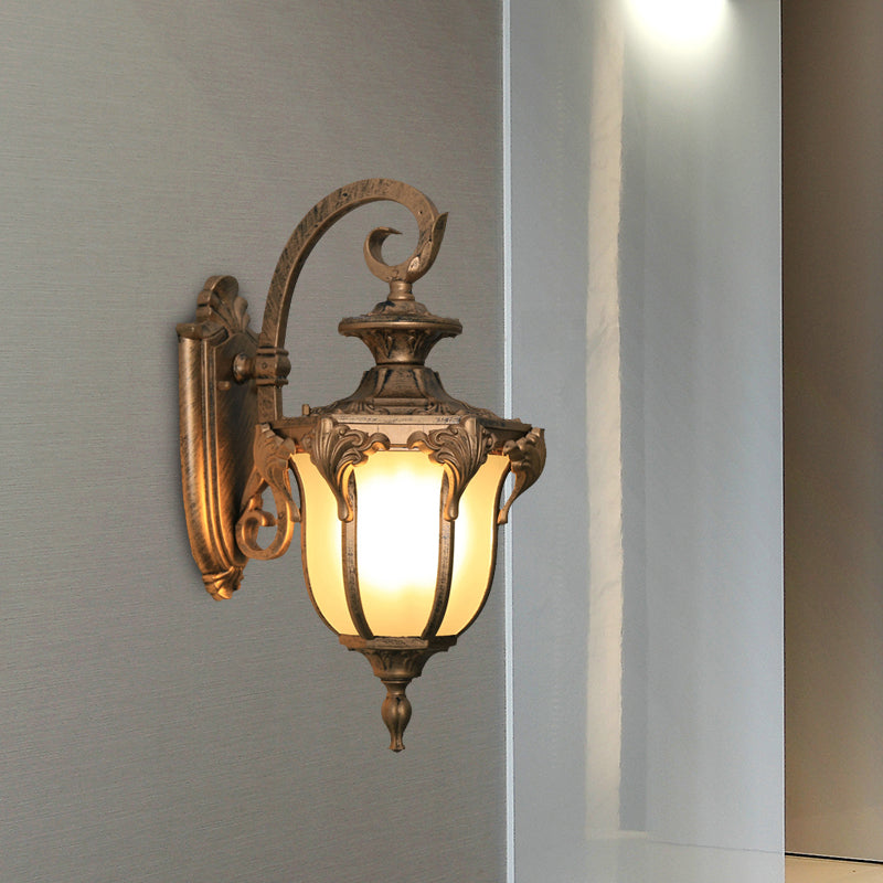 Frendorf | Acorn Buiten Wandlamp Fixture Lodges Witte Glas 1 Licht Zwart/Brass Afwerking Wandlamp met Swirl Arm