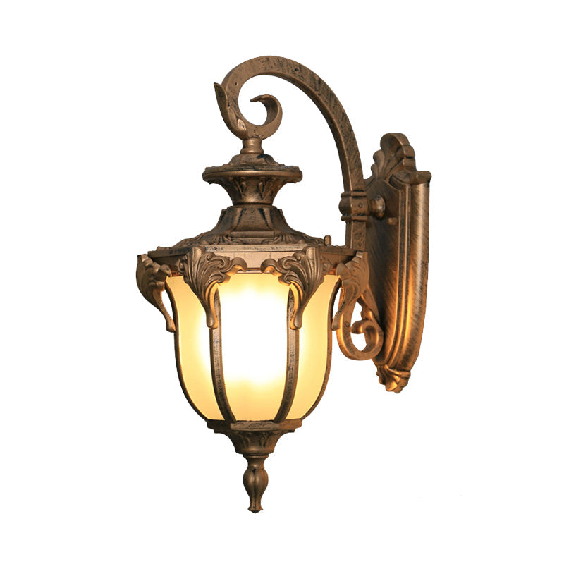 Frendorf | Acorn Buiten Wandlamp Fixture Lodges Witte Glas 1 Licht Zwart/Brass Afwerking Wandlamp met Swirl Arm