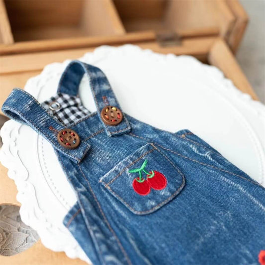 Kirschbesticktes Denim-Hundekleid – Verspielt und stilvoll für den Alltag