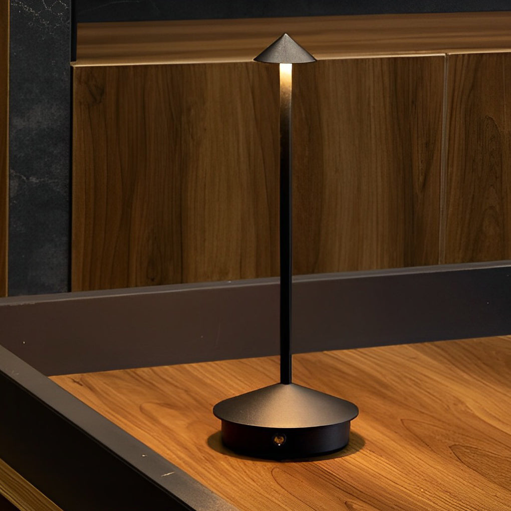 Pina Pro - Stilvolle Dimmbare USB Tischlampe