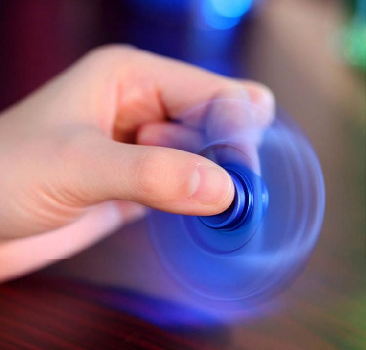 Frendorf | Premium Metall Tri-Spinner Fidget Spielzeug: Ultra langlebig Hochgeschwindigkeit 1-5 Min Drehungen