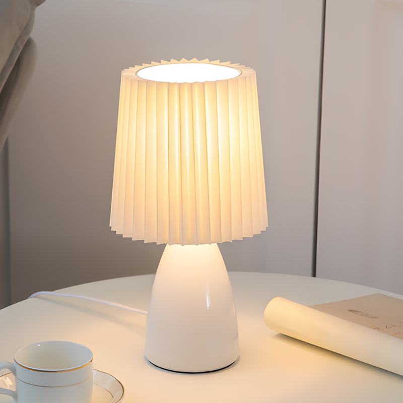 Frendorf | LumiElegance – Moderne Tischlampe mit plissiertem Stoffschirm