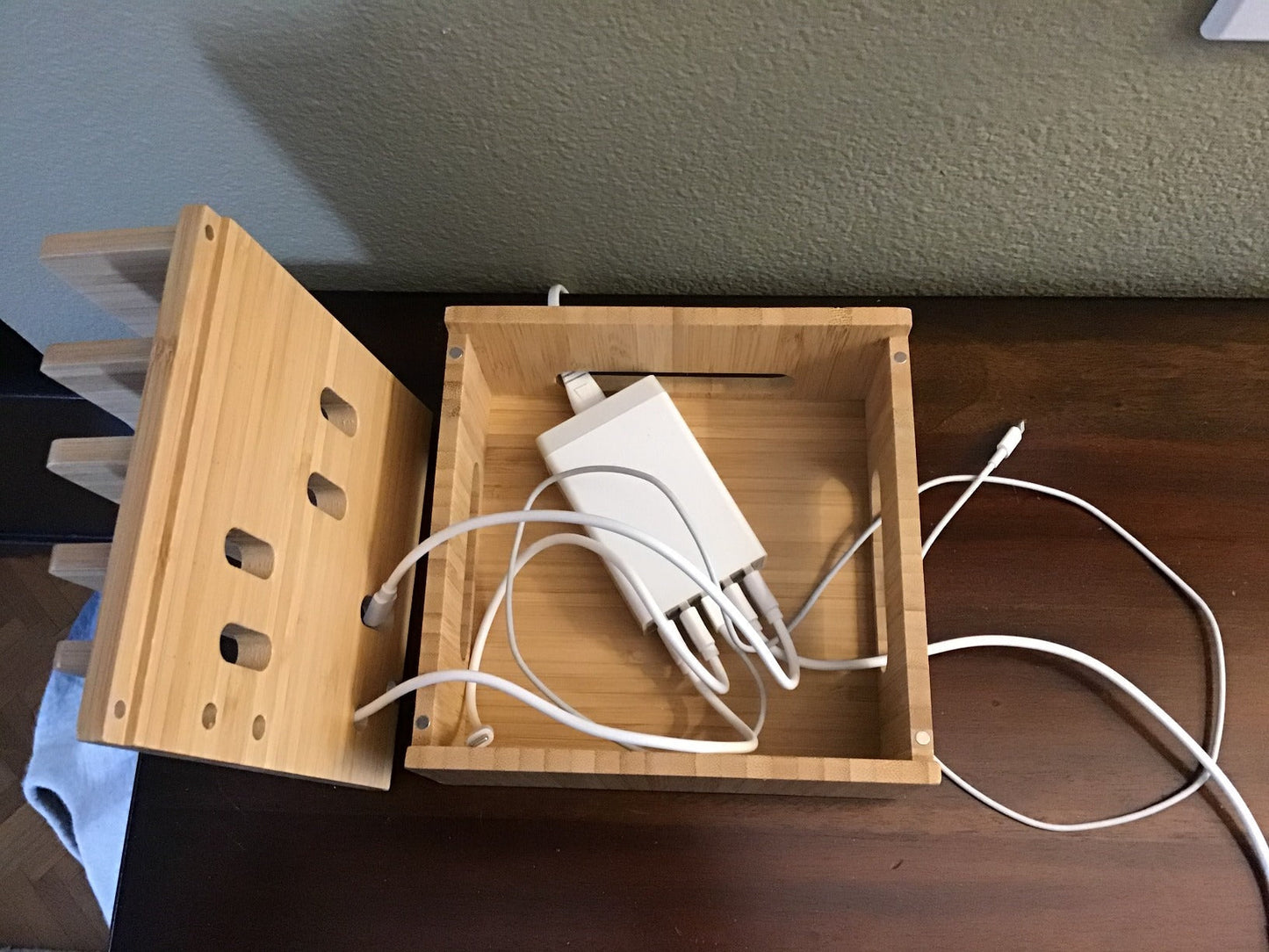 Frendorf | Ladestation für mehrere Geräte (inklusive 5-Port-USB-Ladegerät, 5-Pack-Kabel, Smartwatch- und Ohrhörerständer)