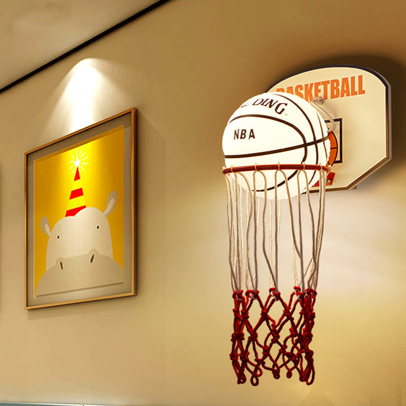 Frendorf | Cartoon Korb Rahmen Form Wand Licht Seil 1 Kopf Schlafzimmer Wandleuchte in Rot mit Basketball Opalglas Schirm