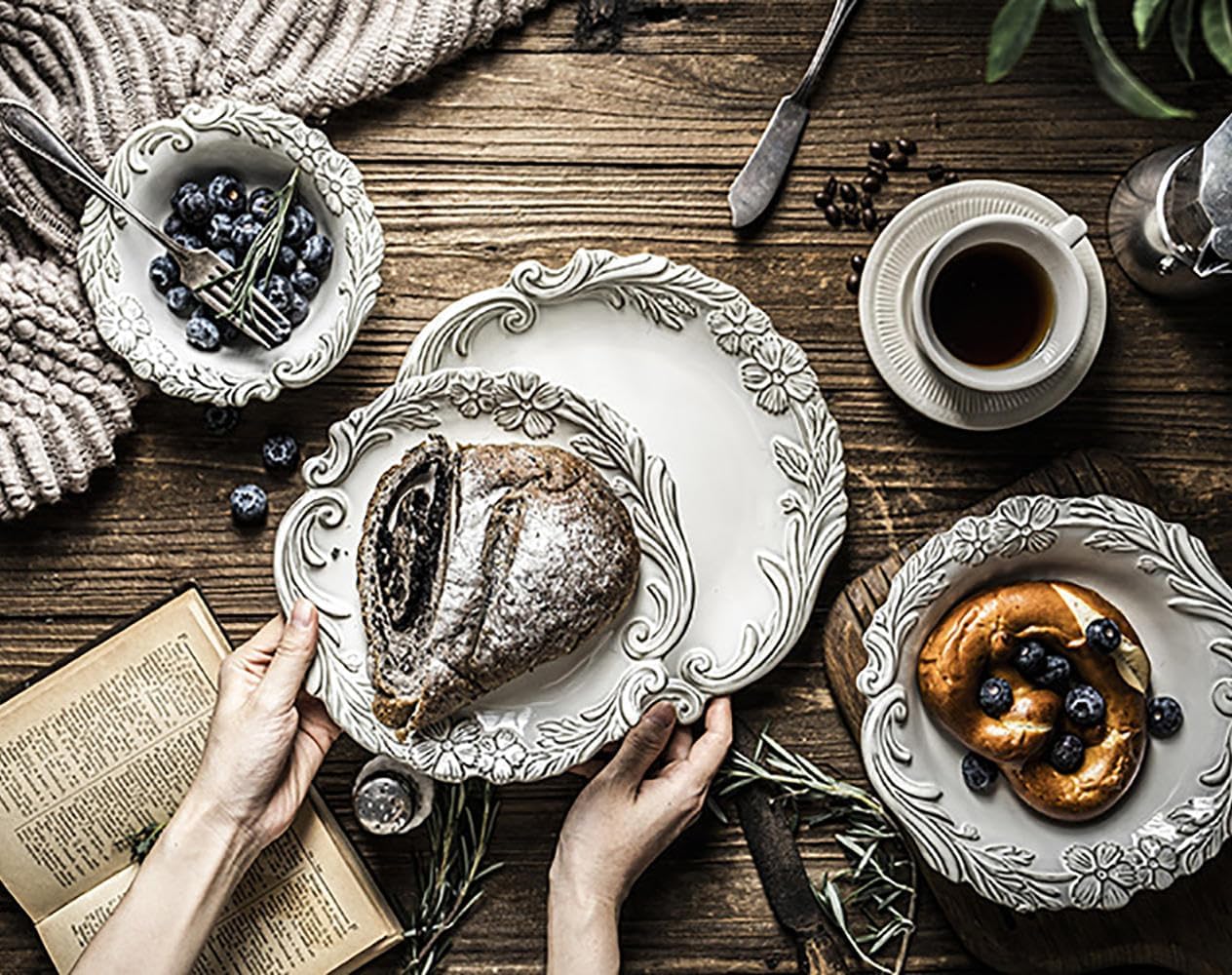 Frendorf | Blumenkeramikteller, 26,5 cm, eleganter vintage-inspirierter Essteller, langlebig und hitzebeständig, perfekt zum Servieren von Hauptgerichten, Salaten und Desserts, ideal für Zuhause, Restaurants und Veranstaltungen