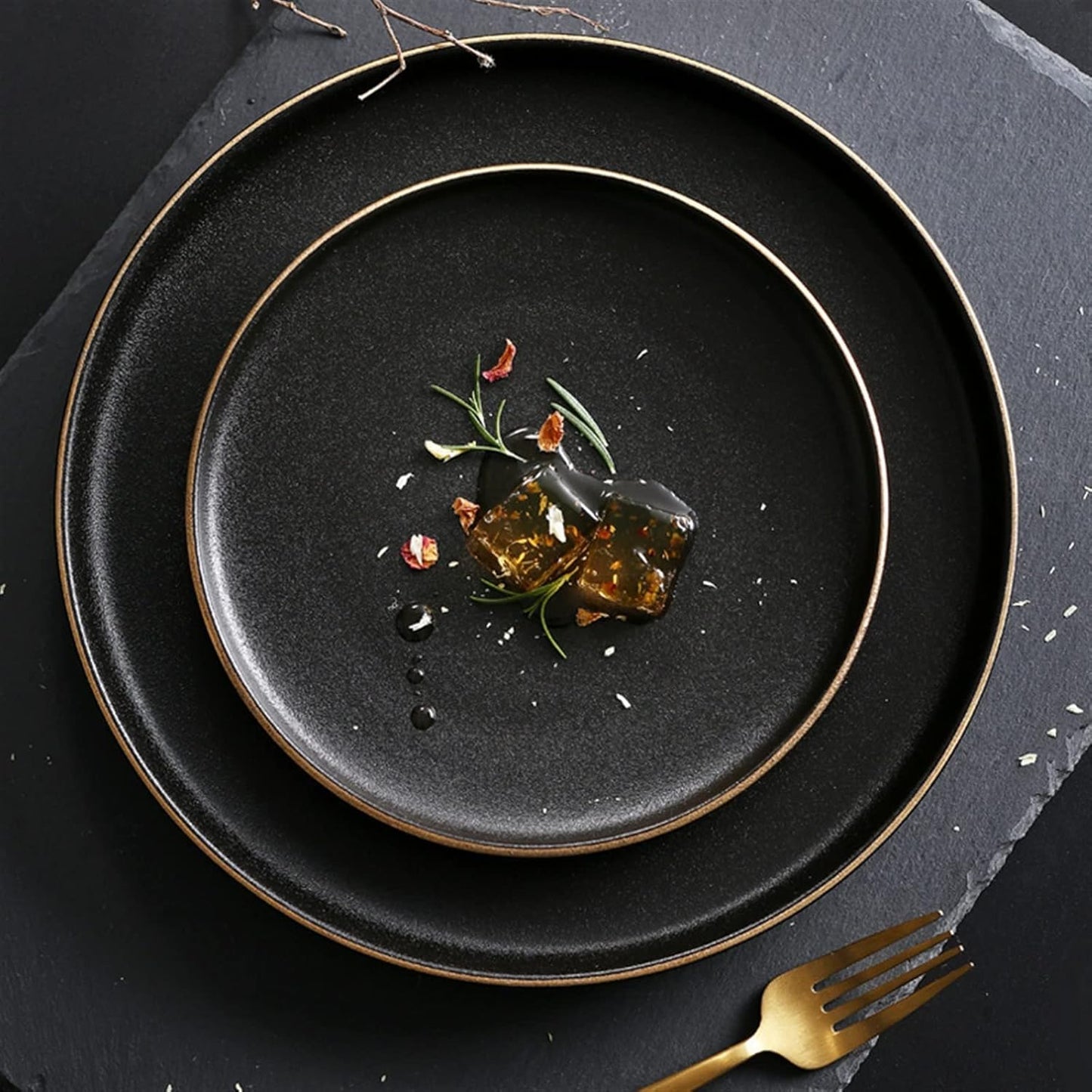 Frendorf | 10-Zoll Frosted Black Plate mit Goldrand Elegantes Keramisches Geschirr für Zuhause und Restaurant Modernes Matt-Finish Strapazierfähig und Kratzfest für den Alltag und besondere Anlässe