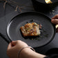 Frendorf | 10-Zoll Frosted Black Plate mit Goldrand Elegantes Keramisches Geschirr für Zuhause und Restaurant Modernes Matt-Finish Strapazierfähig und Kratzfest für den Alltag und besondere Anlässe