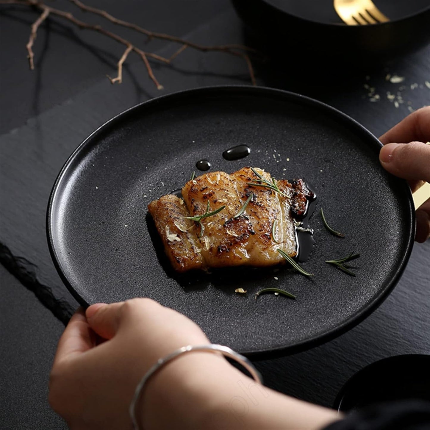 Frendorf | 10-Zoll Frosted Black Plate mit Goldrand Elegantes Keramisches Geschirr für Zuhause und Restaurant Modernes Matt-Finish Strapazierfähig und Kratzfest für den Alltag und besondere Anlässe