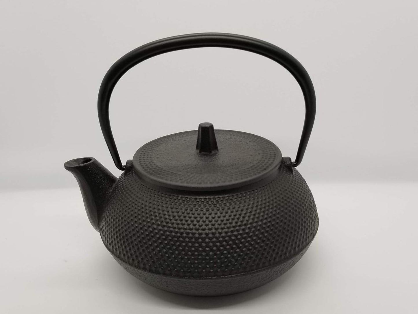 Frendorf | 0.8L Schwarze Japanische Tetsubin Hobnail Stil Gusseisen Teekanne - Elegante und langlebige Teekanne - Perfekt zum Aufbrühen von Tee im traditionellen japanischen Stil mit außergewöhnlicher Wärmespeicherung