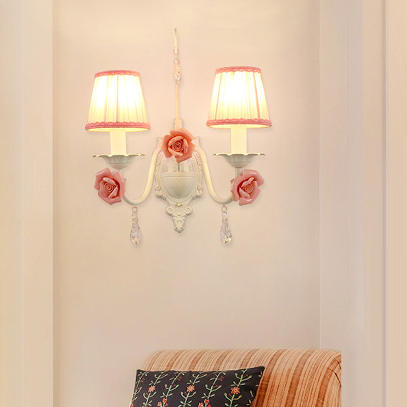 Frendorf | 1/2-Kopf Stoff Wandleuchte Koreanische Blume Weiße Faltenabdeckung Wohnzimmer Wandlampe mit Kristallhänger