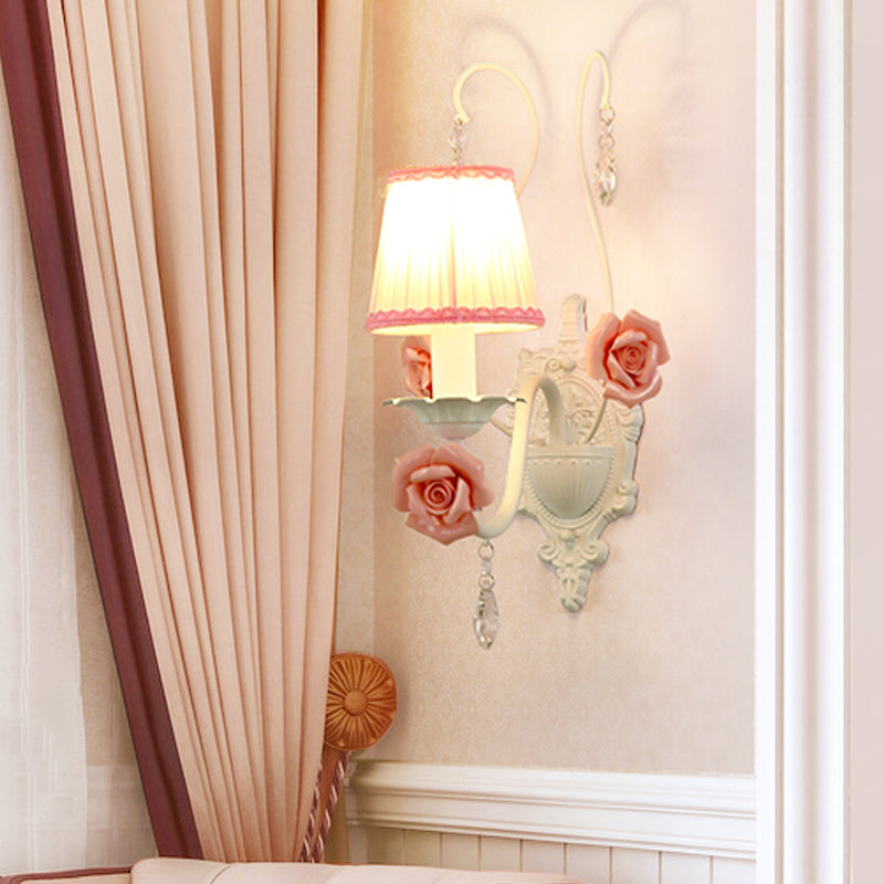 Frendorf | 1/2-Kopf Stoff Wandleuchte Koreanische Blume Weiße Faltenabdeckung Wohnzimmer Wandlampe mit Kristallhänger