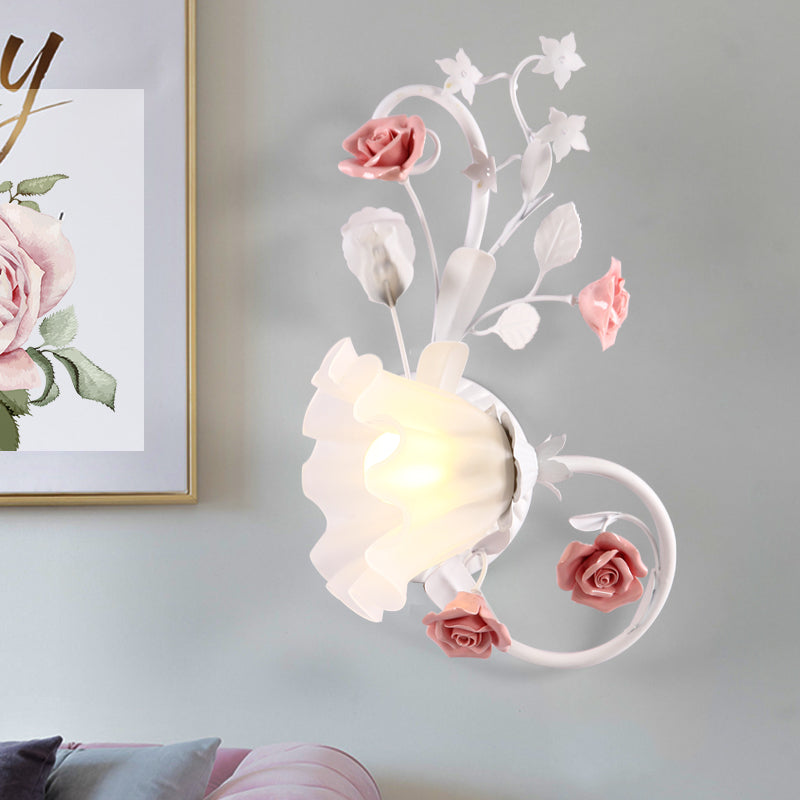 Landhaus Wellenförmige Wandbeleuchtung 1 Glühbirne Weißes Glas Wandmontierte Lampe mit Rosa Rose für Schlafzimmer, Links/Rechts