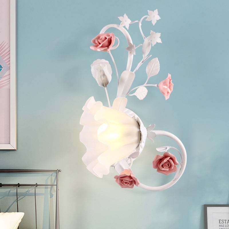 Landhaus Wellenförmige Wandbeleuchtung 1 Glühbirne Weißes Glas Wandmontierte Lampe mit Rosa Rose für Schlafzimmer, Links/Rechts