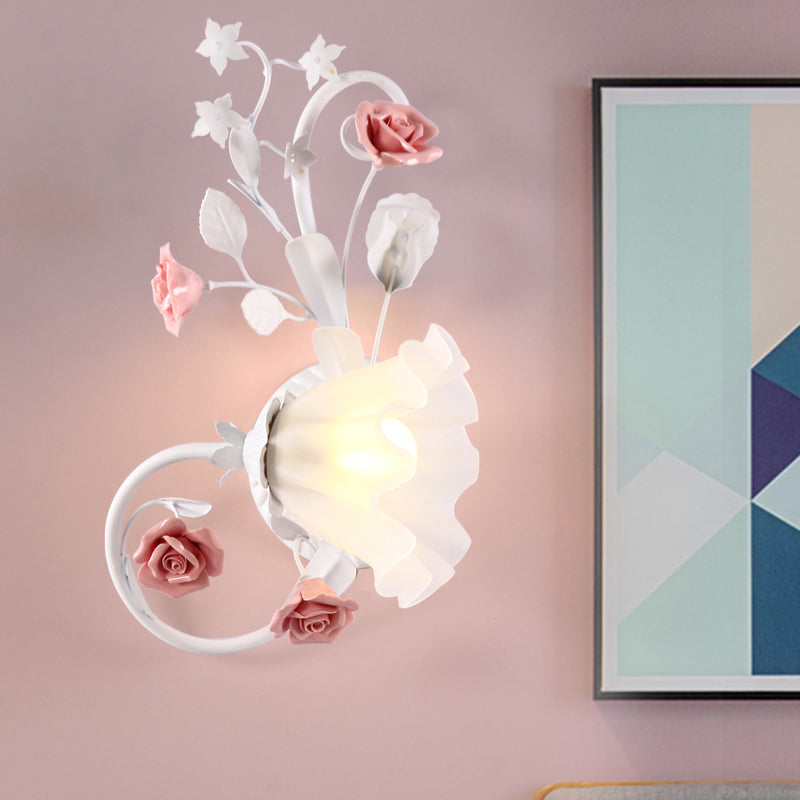 Landhaus Wellenförmige Wandbeleuchtung 1 Glühbirne Weißes Glas Wandmontierte Lampe mit Rosa Rose für Schlafzimmer, Links/Rechts
