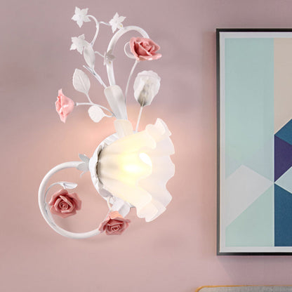 Landhaus Wellenförmige Wandbeleuchtung 1 Glühbirne Weißes Glas Wandmontierte Lampe mit Rosa Rose für Schlafzimmer, Links/Rechts