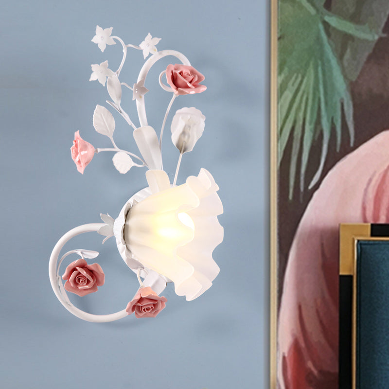 Landhaus Wellenförmige Wandbeleuchtung 1 Glühbirne Weißes Glas Wandmontierte Lampe mit Rosa Rose für Schlafzimmer, Links/Rechts