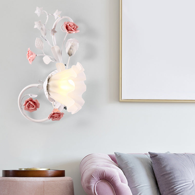 Landhaus Wellenförmige Wandbeleuchtung 1 Glühbirne Weißes Glas Wandmontierte Lampe mit Rosa Rose für Schlafzimmer, Links/Rechts
