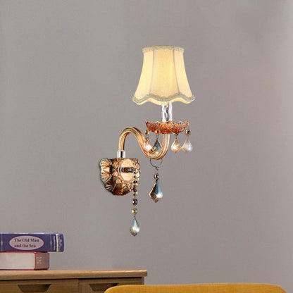 Frendorf | Beige 1 Lamp Wandlamp Traditionele Stof Golf Wandplank met Duidelijke Kristal Dorpel en Gebogen Glazen Arm