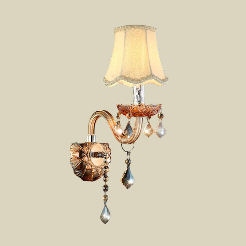 Beige 1-Glühbirne Wandleuchte Traditionelle Stoff Wandleuchte mit gewelltem Rand und klarem Kristallabfall und gebogenem Glasarm