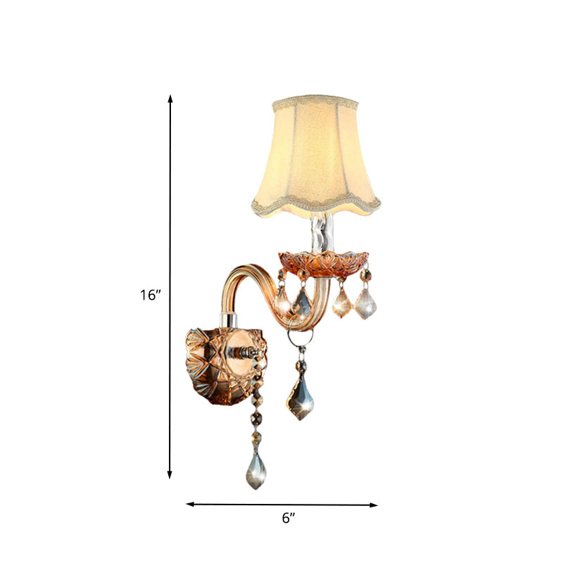 Frendorf | Beige 1 Lamp Wandlamp Traditionele Stof Golf Wandplank met Duidelijke Kristal Dorpel en Gebogen Glazen Arm