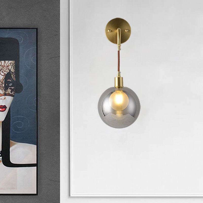 Frendorf | 1 Licht Ecken Wandlampe Postmodern Messing Finish Wandmontierte Lampe mit Orb Rauchgrau Glas Schirm