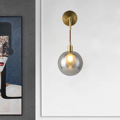 Frendorf | 1 Licht Ecken Wandlampe Postmodern Messing Finish Wandmontierte Lampe mit Orb Rauchgrau Glas Schirm