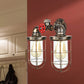 Frendorf | Farmhouse Drahtschutz Wandlampe mit Ventilrad 2 Glühbirnen Schmiedeeisen Wandleuchte in Messing