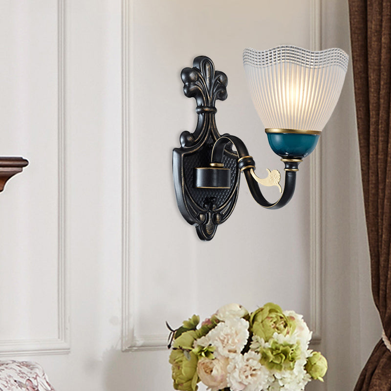 Country Twisted Arm Wandlampe 1/2-Kopf Metall Wandleuchte in Schwarz und Blau mit kuppelbeschichtetem, geripptem Glas-Schirm