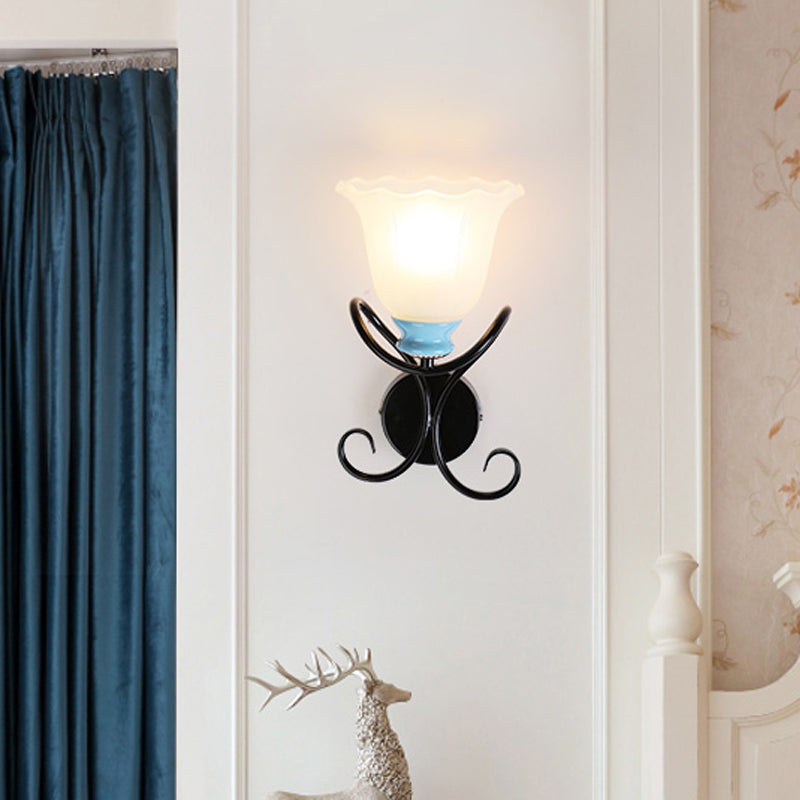 Frendorf | 1 Licht Frosted Glas Wandverlichting Landelijk Zwart/Goud Uitlopende Ganglamp met Gedraaide Arm