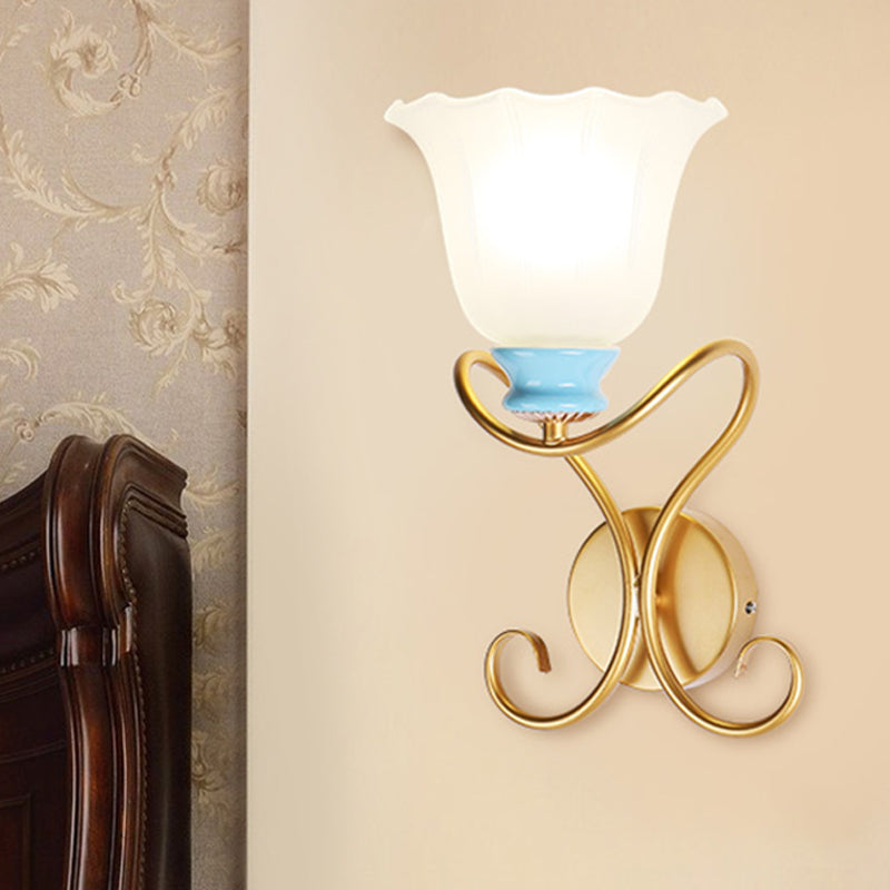 Frendorf | 1 Licht Frosted Glas Wandverlichting Landelijk Zwart/Goud Uitlopende Ganglamp met Gedraaide Arm