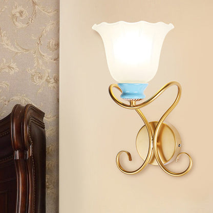 Frendorf | 1 Licht Frosted Glas Wandverlichting Landelijk Zwart/Goud Uitlopende Ganglamp met Gedraaide Arm