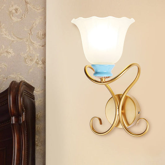Frendorf | 1 Licht Frosted Glas Wandverlichting Landelijk Zwart/Goud Uitlopende Ganglamp met Gedraaide Arm