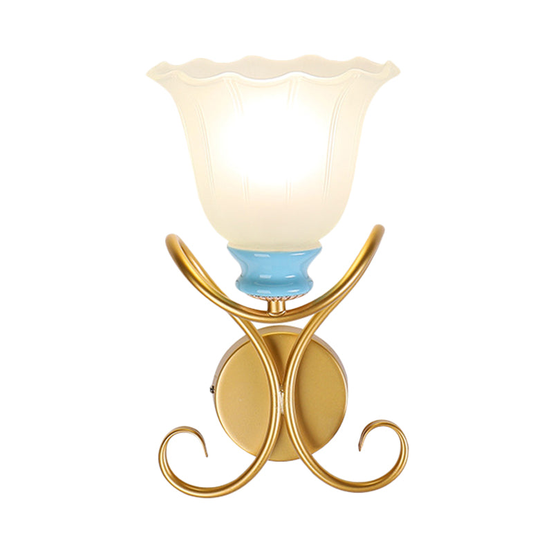 Frendorf | 1 Licht Frosted Glas Wandverlichting Landelijk Zwart/Goud Uitlopende Ganglamp met Gedraaide Arm