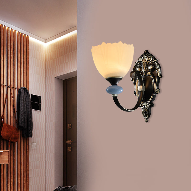 Frendorf | 1/2-Head Wandleuchte Landhaus Flur Wandbeleuchtung mit Schalen aus satiniertem Glas in Schwarz