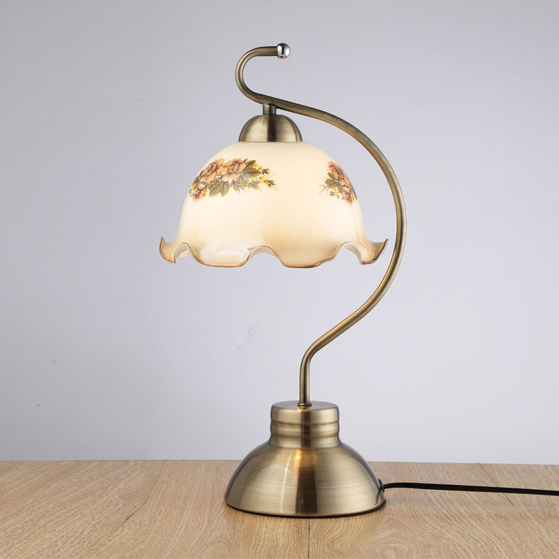 Einzelne Glühbirne Nachttischlampe Pastoral Rüsche Kante Halbkugel Weiße Glas Tischlampe mit Messing Bogenarm