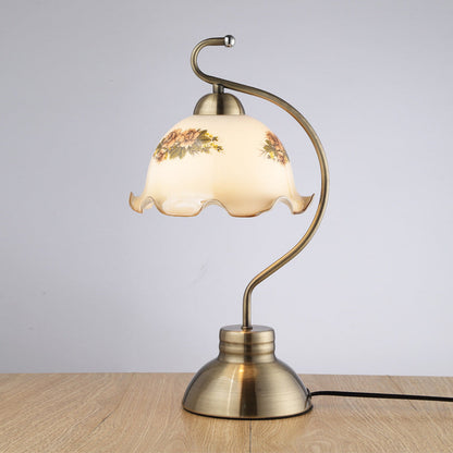 Einzelne Glühbirne Nachttischlampe Pastoral Rüsche Kante Halbkugel Weiße Glas Tischlampe mit Messing Bogenarm