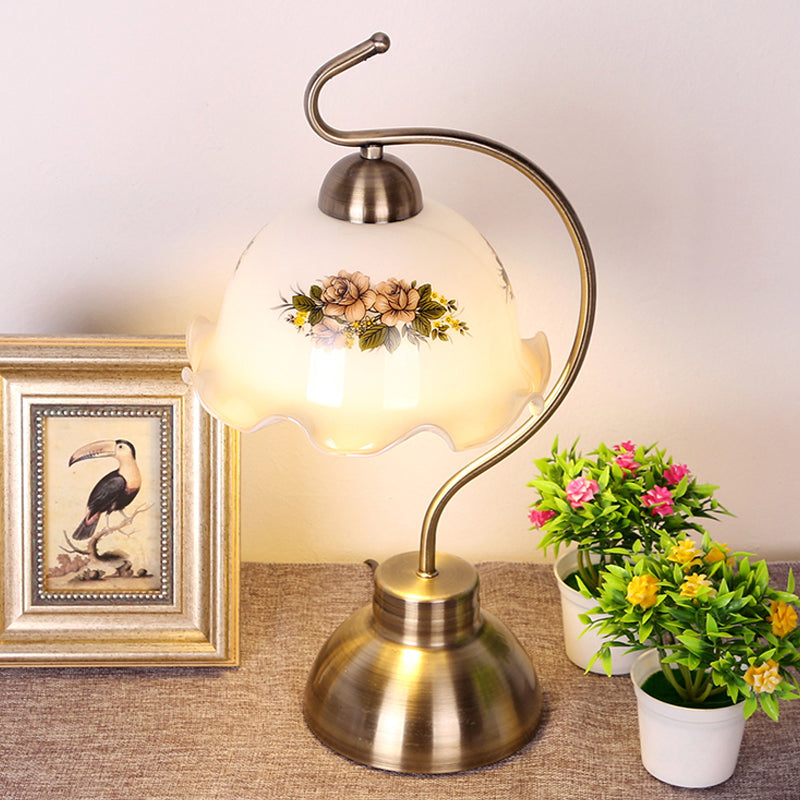 Einzelne Glühbirne Nachttischlampe Pastoral Rüsche Kante Halbkugel Weiße Glas Tischlampe mit Messing Bogenarm