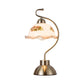 Einzelne Glühbirne Nachttischlampe Pastoral Rüsche Kante Halbkugel Weiße Glas Tischlampe mit Messing Bogenarm