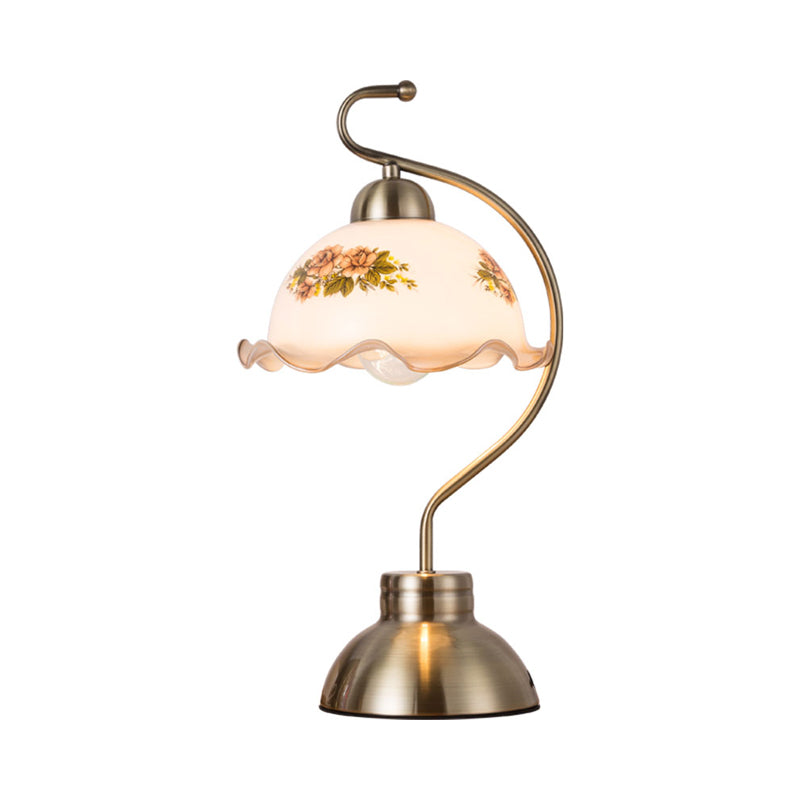 Einzelne Glühbirne Nachttischlampe Pastoral Rüsche Kante Halbkugel Weiße Glas Tischlampe mit Messing Bogenarm
