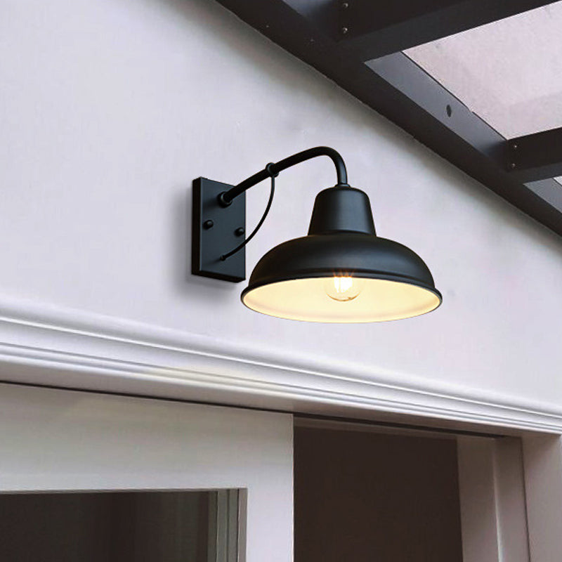 Frendorf | Einzelne-Glühbirne Wandleuchte Bauernhaus Terrance Wandleuchte mit gewölbtem Metallschirm in Schwarz/Silber