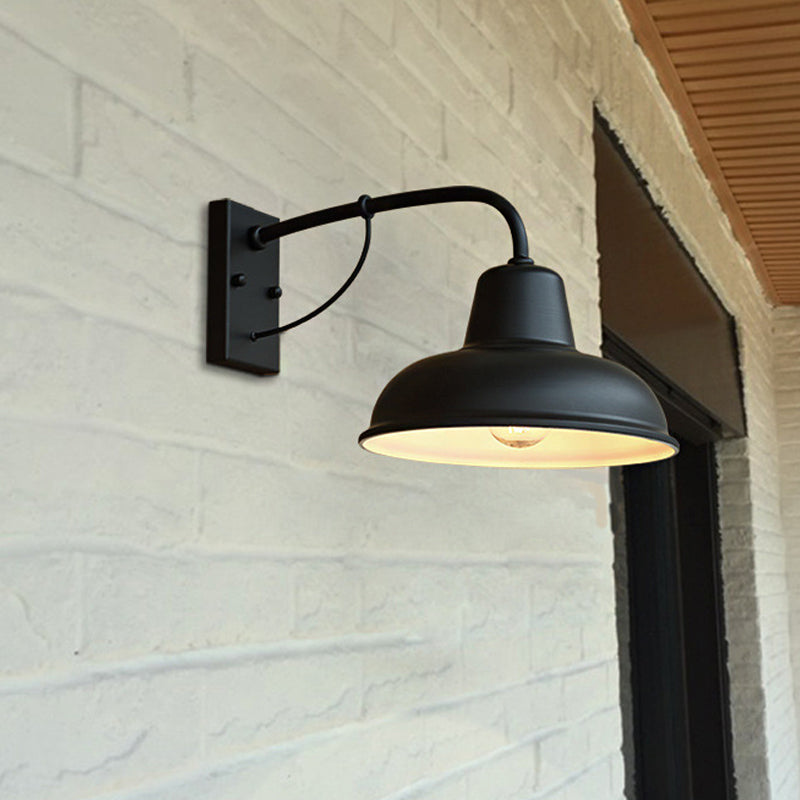 Frendorf | Einzelne-Glühbirne Wandleuchte Bauernhaus Terrance Wandleuchte mit gewölbtem Metallschirm in Schwarz/Silber