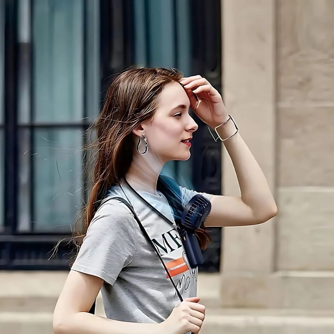 Frendorf | Wiederaufladbarer tragbarer Mini Ventilator | 5-Stufen, 90-Grad verstellbar & leise für Büro, Zuhause & den Außeneinsatz