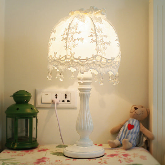 Pastoral Dome Nachttischlampe Stoff 1 Licht Mädchen Schlafzimmer Nachttischlampe in Weiß mit Spitzen Dekor